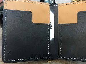 Ví da bò mini đen phối vàng đứng 319 5
